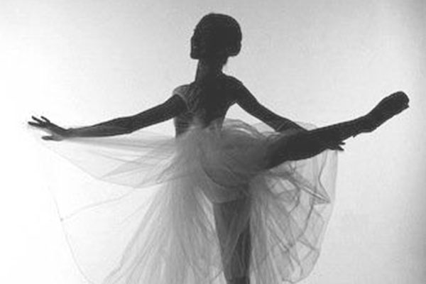 Aula de Ballet - Imagem de uma bailarina fazendo um Attitude